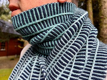 Mosaic shawl knitting pattern video & PDF by Woolpedia