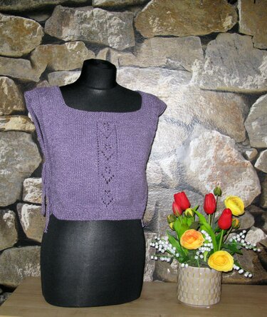 Lila ärmelloses Stricktop mit Ajourstreifen, quadratischem Ausschnitt und Seitenbändern auf Schaufensterpuppe