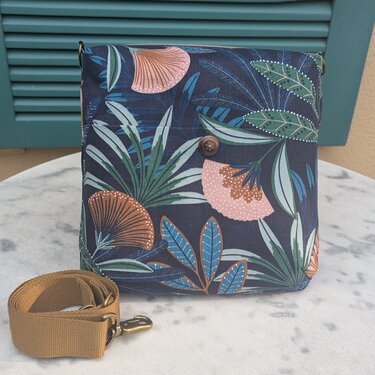 Quadratische Schultertasche mit abnehmbarem Trageriemen und Metallkarabiner