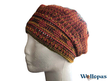 Gehäkelte slouchige Damenmütze in Rot, Gelb und Braun auf Mannequinkopf