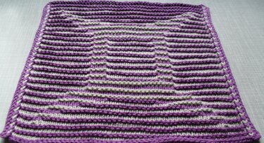 Strickprobe-Quadrat mit Krausrippenstreifen in Lila und Hellgrau und lila Einfassung