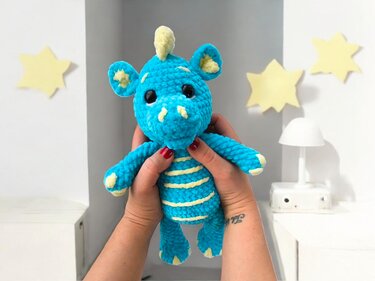 Kuscheldrache aus Chenillegarn – PDF-Datei auf Deutsch und Englisch - Häkeln