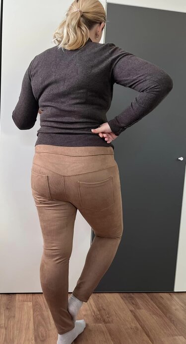 Rückansicht zeigt Leggins mit breitem Bund und zwei aufgesetzten Gesäßtaschen