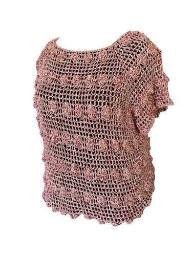 Rosafarbenes gehäkeltes Oberteil mit kurzem Ärmel, offenem Maschenmuster und erhabenen Ziermustern.