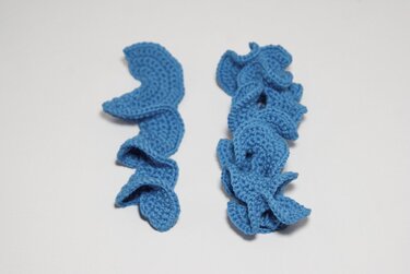 Vergleich zweier blauer Häkelrüschen: links flach, rechts dicht und voluminös