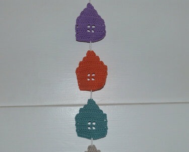 Häkelanleitung für eine dekorative Häuschen-Girlande