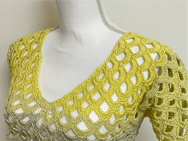 Leichter gehäkelter Sommerpullover mit Ajourmuster und V‑Ausschnitt, gelb verlaufend