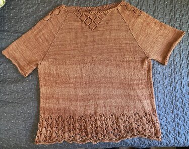 Rostbraunes gestricktes Damen-Shirt mit kurzen Raglanärmeln und Ajourmuster am Ausschnitt und Saum, flach ausgelegt