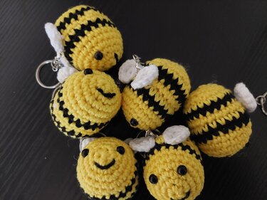 Häkelanleitung: Kleine Biene als Schlüsselanhänger