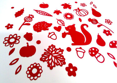 Rote Plottdateien mit Herbstmotiven wie Eichhörnchen, Igel, Kürbis und Laub auf weißem Hintergrund.