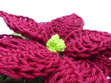 Crochet Christmas decoration poinsettia in 2 versions - easy and decorative