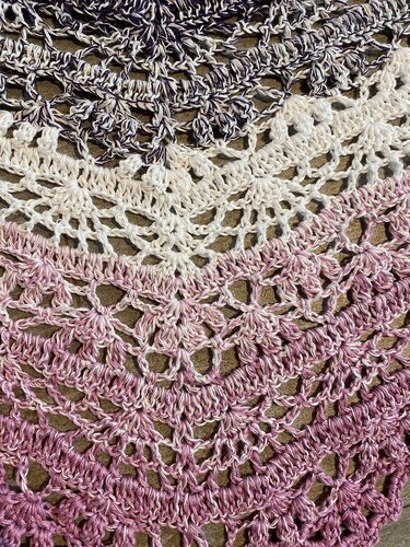 Gehäkeltes Dreieckstuch in Lila, Weiß und Rosa mit filigranem Lochmuster