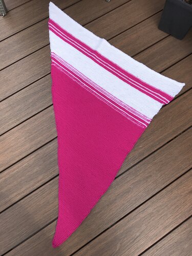Gestricktes Dreieckstuch in Pink und Weiß mit Streifen auf Holzfußboden
