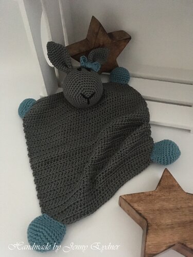 Gehäkeltes graues Schmusetuch mit Hasenkopf und türkisfarbenen Knotenecken