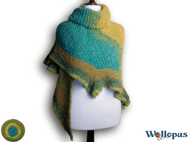 Gestricktes Dreieckstuch in Türkis, Senfgelb und Oliv auf einer Schneiderpuppe mit hohem Kragen