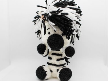 Gehäkeltes Zebra-Amigurumi in Schwarz-Weiß