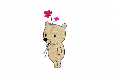 Stickmotiv eines beigefarbenen Teddybären mit zwei pinken Blumen über dem Kopf auf weißem Hintergrund.