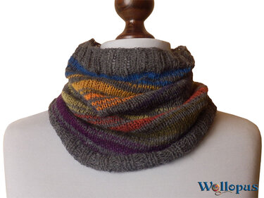 Grau gestrickter Loop-Schal mit bunten Querstreifen auf Schneiderpuppe
