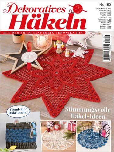 Rotes gehäkeltes Stern-Deckchen mit kleinen Dekofiguren, Sternen und gehäkelter Tasche