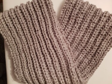 Nahaufnahme: grob gerippter Schlauchschal in Beige mit silbernem Faden