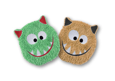 Zwei runde bestickte Monster-Gesichter aus Frottee, eines grün mit roten Ohren, eines braun mit dunklen Ohren, beide mit großen Augen und gezackten Zähnen