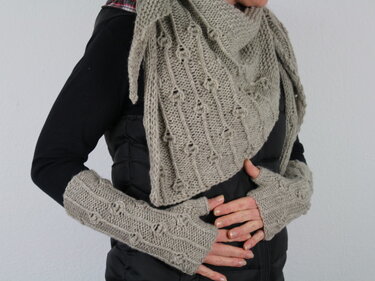 Dreieckstuch und fingerlose Stulpen in hellgrauem Strick mit Noppen- und Lochmuster