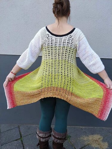 Rückansicht einer gehäkelten Damenjacke mit Farbverlauf, ausgestelltem Saum und dreiviertel-Ärmeln