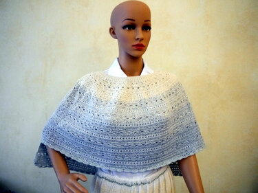 Schaufensterpuppe mit gehäkeltem Poncho in Creme und Hellgrau