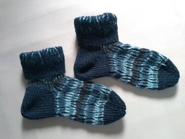 Paar knöchelhohe gestrickte Socken mit Rippbündchen und blauem Streifenmuster