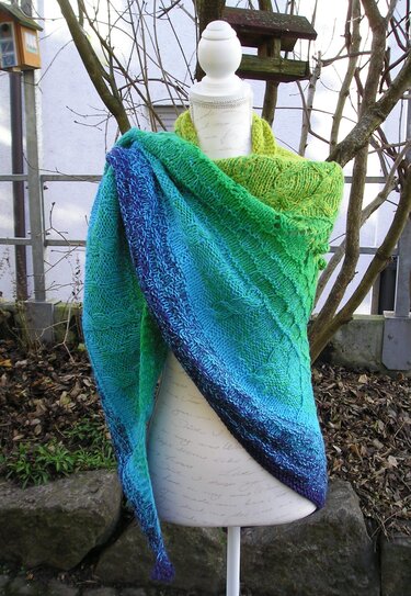 Gestricktes Dreieckstuch mit Grün-Blau-Farbverlauf auf Schneiderpuppe