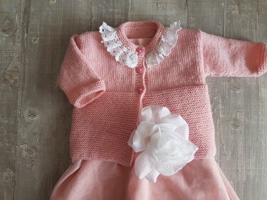 Strickanleitung für ein Babyjäckchen mit Spitzenkragen