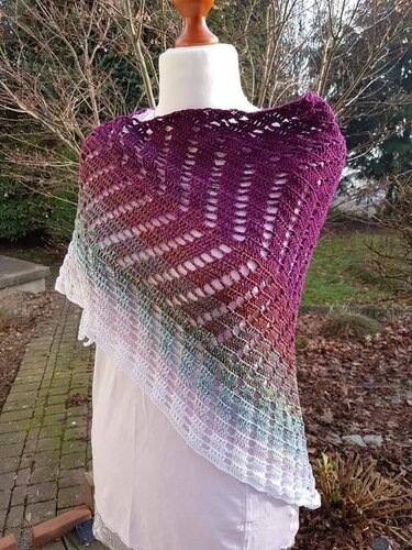 Gehäkeltes Dreieckstuch mit Ajour- und Zickzackmuster, Farbverlauf von Dunkellila zu Pastelltönen