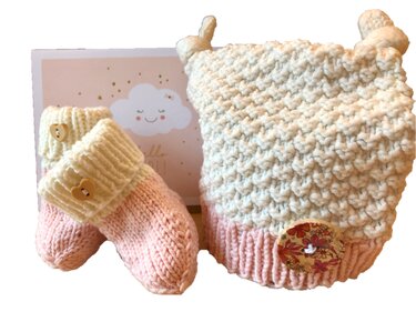 Gestrickte rosa-creme Babymütze mit Holzknopf und passende Babyschühchen mit Herzknöpfen