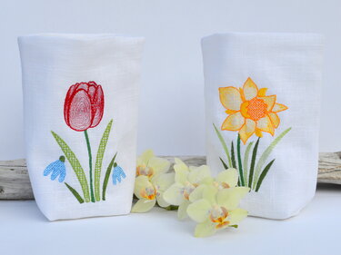 Zwei weiße bestickte ITH-Hüllen für LED-Tischlichter mit roter Tulpe und gelber Narzisse