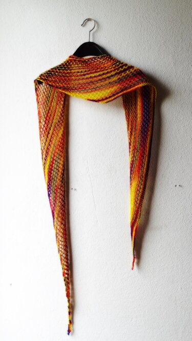 Triangular scarf knitting pattern "Flower Power"