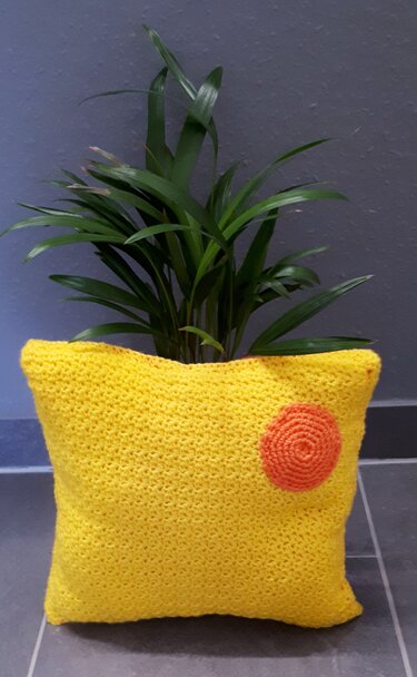 Quadratischer, handgehäkelter Kissenbezug in Gelb mit orangefarbenem Kreis