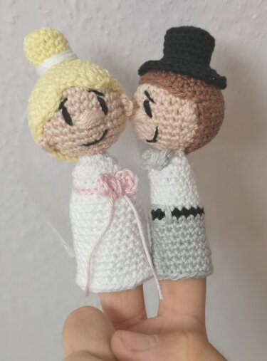Gehäkelte Fingerpuppen: Braut mit Dutt und Bräutigam mit Zylinder auf zwei Fingern