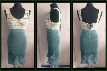 Zweifarbiges gestricktes Kleid auf Schneiderpuppe mit beigem gehäkeltem Oberteil, petrolfarbenem Rock, Häkelborte und Rückenschnürung.