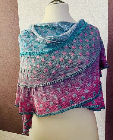 Gestricktes Halbrundtuch Türkis–Magenta mit Strukturmuster und Rüschen auf Schneiderpuppe