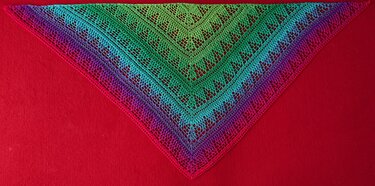 Buntes gehäkeltes Dreieckstuch mit Ajourmuster und Verlauf von Grün zu Pink
