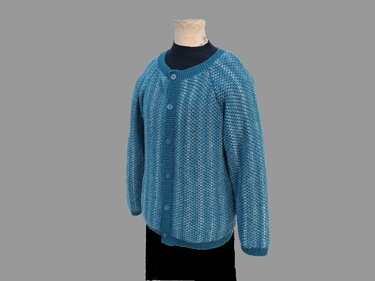 Blau melierte gestrickte Herrenjacke mit Knopfleiste auf Schaufensterpuppe