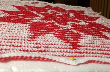 Gestricktes rot-weißes Blattmuster, Nahaufnahme, mit Stecknadeln fixiert