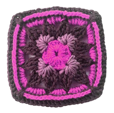 Nahaufnahme eines gehäkelten Granny-Square in Magenta und Dunkelbraun mit Blumenmotiv
