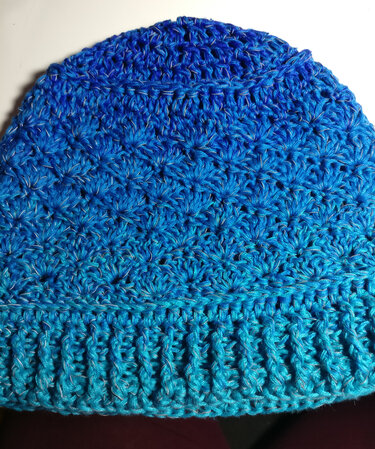 Gehäkelte Mütze in Blau‑Türkis mit Farbverlauf, Muschelmuster und Rippenbündchen