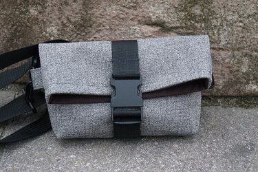 kompakte grau melierte Umhängetasche mit verstellbarem schwarzen Gurt und Steckverschluss