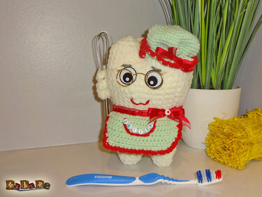 Amigurumi Zahn gehäkelt mit Schürze, Brille und sichtbaren Applikationen