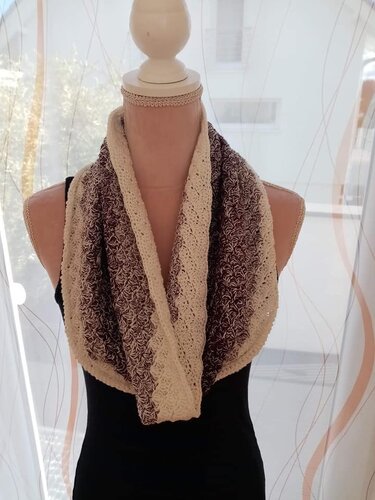 Gehäkelter Loop-Schal in Beige und Braun mit hellem Rand auf Schaufensterpuppe