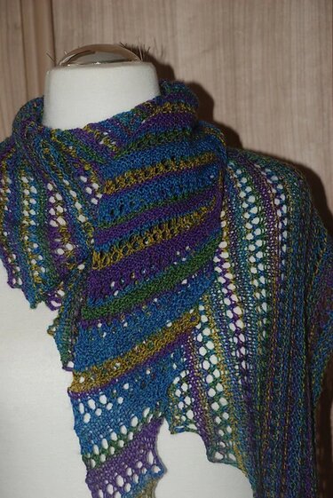 Gestricktes Dreieckstuch mit Streifen und Ajourmustern in Blau, Grün und Violett auf einer Schneiderpuppe