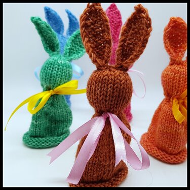 Hubert Bunny - Knitting