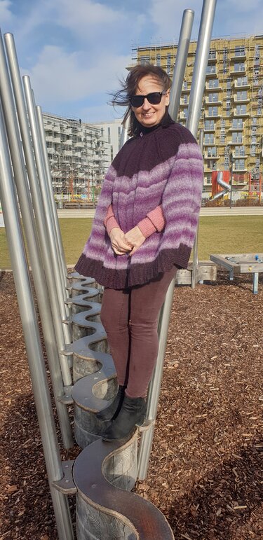 Schwingender Poncho mit Armschlitzen - Bild 3